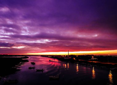 Tavira 'daki Gilao Nehri' nde gün doğumu