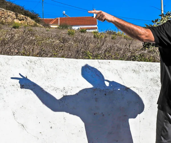 Sombra Homem Com Braço Erguido Numa Parede — Fotografia de Stock