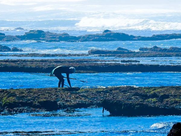 Pescador Conchas Olhando Através Das Rochas — Fotografia de Stock