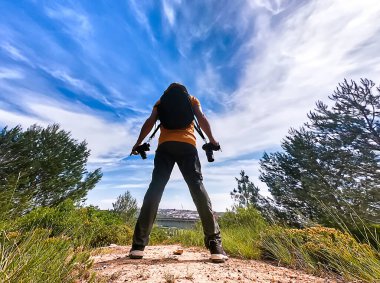 Yolunda iki kamera olan bir adam