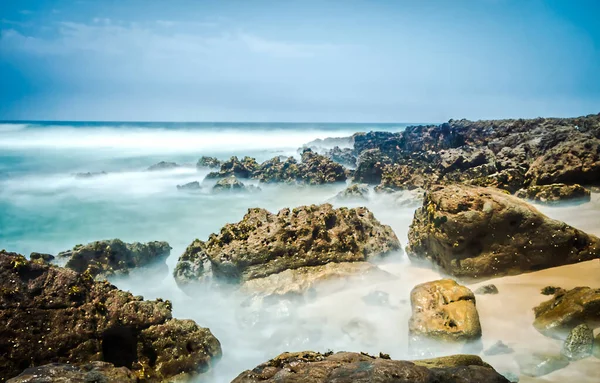 Paisagem Com Uma Praia Rochosa Oceano Atlântico — Fotografia de Stock