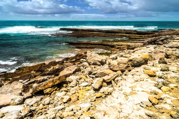 Пейзаж Каменистым Пляжем Атлантического Океана — стоковое фото