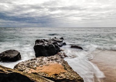 Gün batımına yakın birkaç kaya okyanusa giriyor.