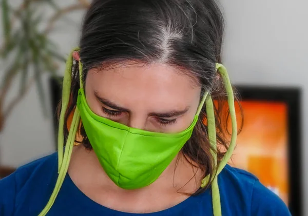 Πορτρέτο Της Γυναίκας Πράσινη Μάσκα Κοιτάζοντας Κάτω Κατά Διάρκεια Της — Φωτογραφία Αρχείου