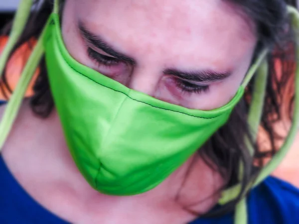 Portret Van Een Vrouw Met Een Groen Masker Die Neerkijkt — Stockfoto