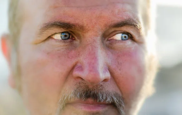 Retrato Hombre Ojos Azules Mirando Lado Luz —  Fotos de Stock