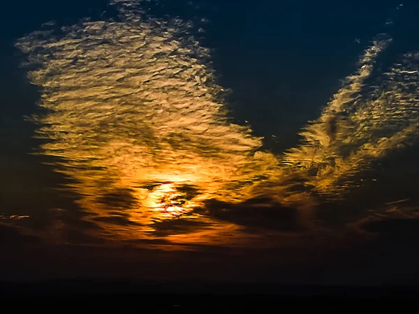 Die Sonne Steigt Frühen Morgen Durch Die Wolken — Stockfoto