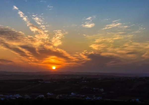 Paisaje Matutino Amanecer Con Unas Colinas Con Casas Cielo Azul — Foto de Stock