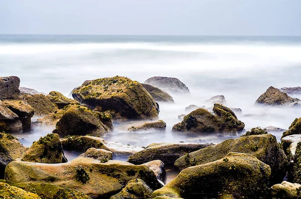 Океанский Пейзаж Каменистым Пляжем Фильтром Нейтральной Плотности Широкой Экспозицией — стоковое фото