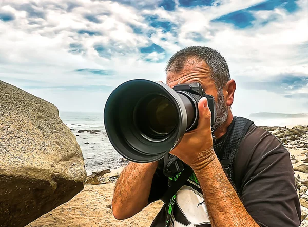 Retrato Fotógrafo Com Uma Câmera Equipada Com Uma Lente Grande — Fotografia de Stock