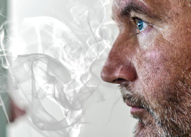 Yüzünün yarısı görünen mavi gözlü bir adamın profil portresi