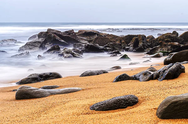 Seascape Uma Praia Rochosa Com Filtro Densidade Neutra Passos Com — Fotografia de Stock