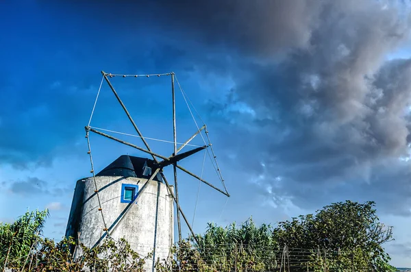 Landschaft Mit Einer Alten Windmühle Bei Sonnenuntergang Vor Blauem Himmel — Stockfoto
