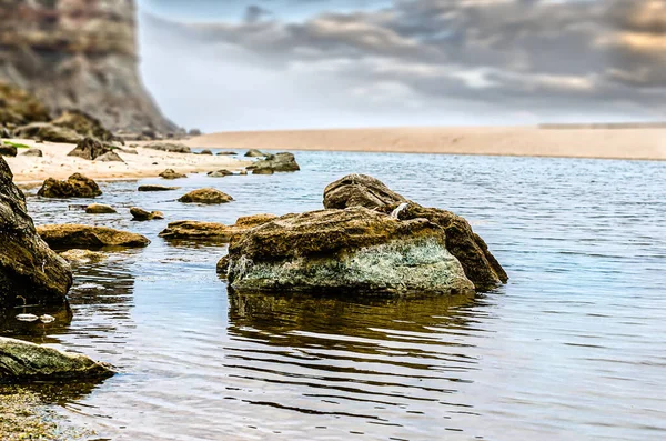 Пейзаж Входом Реку Море Каменистом Пляже Небо Полное Облаков — стоковое фото