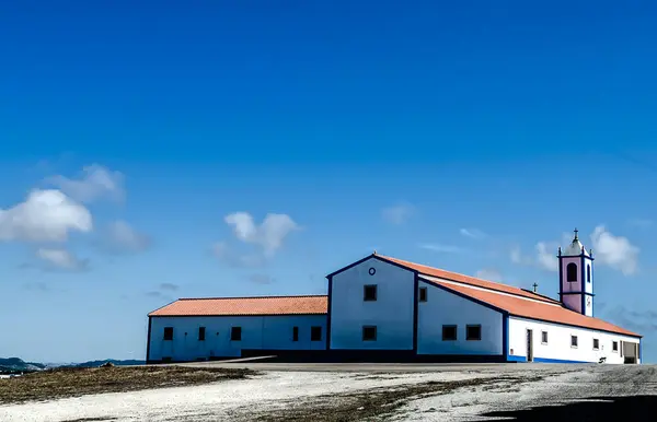 Ett Kapell Kulle Med Intensiv Blå Himmel Med Några Moln — Stockfoto