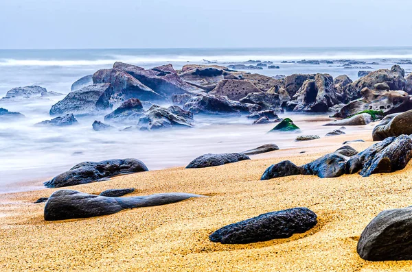 Пейзаж Португальском Побережье Атлантического Океана Каменистым Пляжем Облачным Небом — стоковое фото