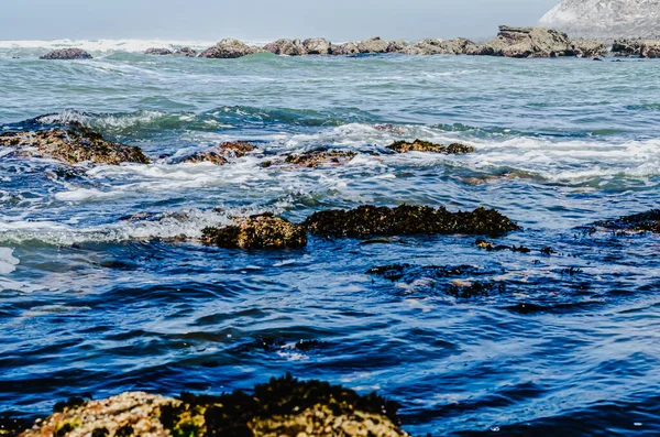 Océano Atlántico Reflujo Con Algunas Rocas Fondo Otras Horizonte — Foto de Stock