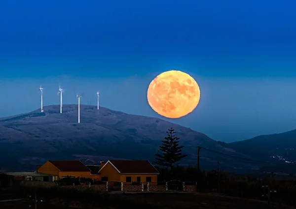 Krajina Východem Měsíce Kopci Při Západu Slunce Mezi Dnem Nocí — Stock fotografie