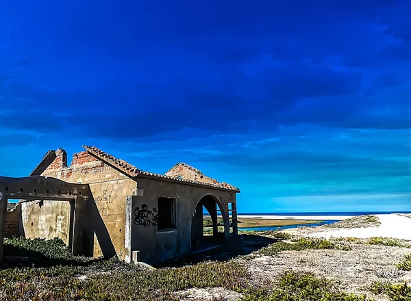 Una Casa Ruinas Campo Con Vistas Océano Cerca Playa Azul — Foto de Stock