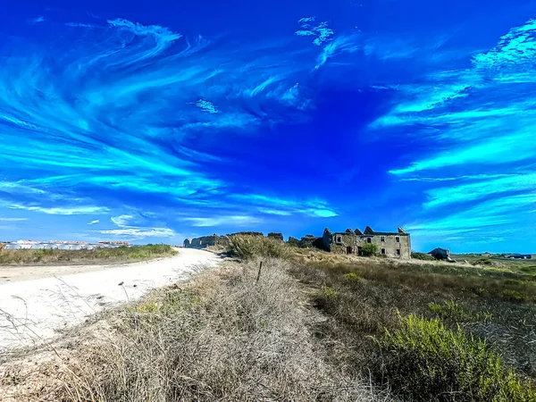 Paisaje Con Una Casa Ruinas Cerca Camino Rural Con Cielo — Foto de Stock