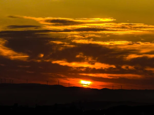 Paesaggio Mattutino Con Sole Che Sorge Dietro Colline Con Mulini — Foto Stock