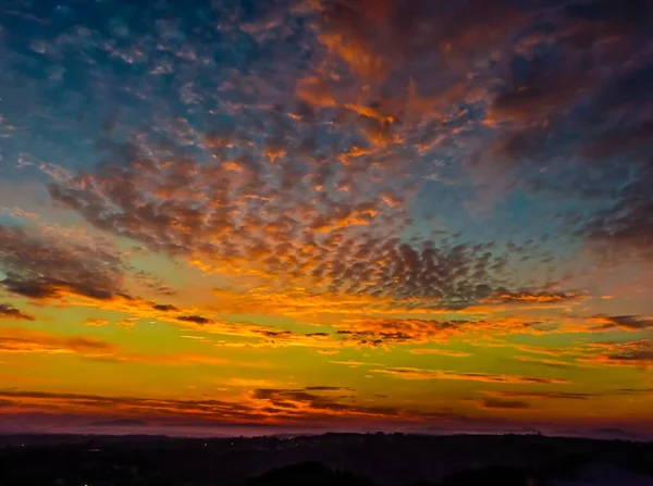 Paesaggio Mattutino Con Sole Che Sorge Dietro Colline Con Mulini — Foto Stock