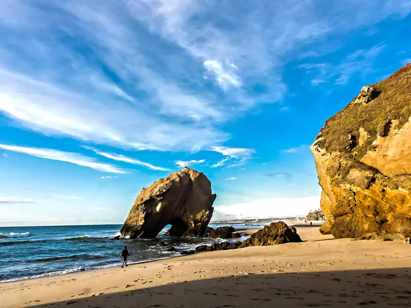 Zeegezicht Met Een Rots Die Oceaan Doordringt Het Strand Van — Stockfoto