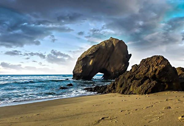 Морской Пейзаж Скалой Пронизывающей Океан Пляже Санта Крус Португалии — стоковое фото