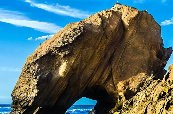 Zeegezicht Met Een Rots Die Oceaan Doordringt Het Strand Van — Stockfoto