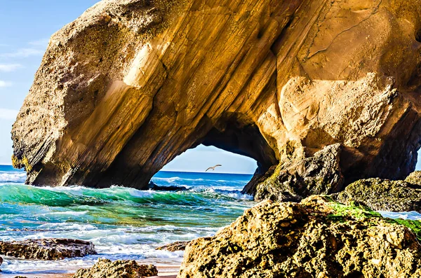 葡萄牙圣克鲁斯海滩上有一块岩石穿过海洋的海景 — 图库照片