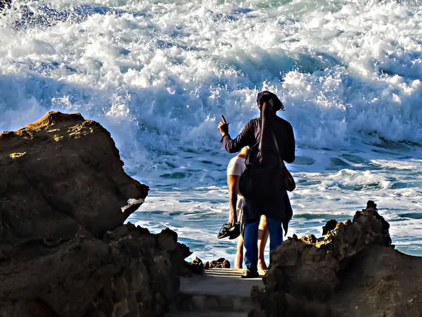 Sırtında Gitar Olan Bir Adamın Silueti Kayaların Arasında Denizin Kenarında — Stok fotoğraf