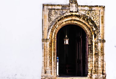 Kapısı açık bir kilisenin granit kapısı beyaza boyanmış.