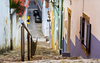 Demir parmaklıkları olan eski bir kasabada eski bir merdiven sokağı