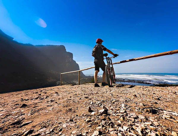Cyklista Obdivující Moře Vedle Svého Kola Vedle Dřevěného Zábradlí — Stock fotografie