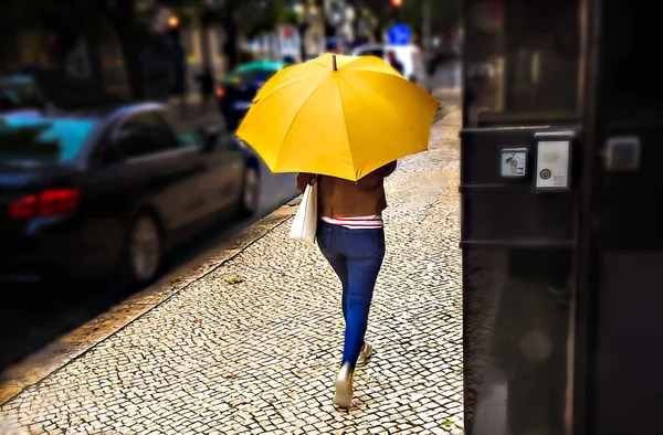 Silhouette Une Femme Avec Parapluie Jaune Marchant Sur Une Rue — Photo