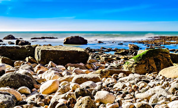 Seascape Kameny Klidnou Vodou Modrou Oblohou Několika Bílými Mraky — Stock fotografie