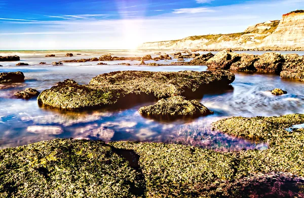 Seascape Kameny Klidnou Vodou Modrou Oblohou Několika Bílými Mraky — Stock fotografie