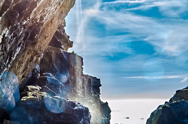 Paisaje Marino Con Rocas Agua Quieta Cielo Azul Con Unas —  Fotos de Stock