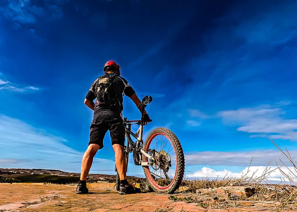 Ciclista Equipamento Preto Com Capacete Vermelho Campo Durante Treinamento — Fotografia de Stock