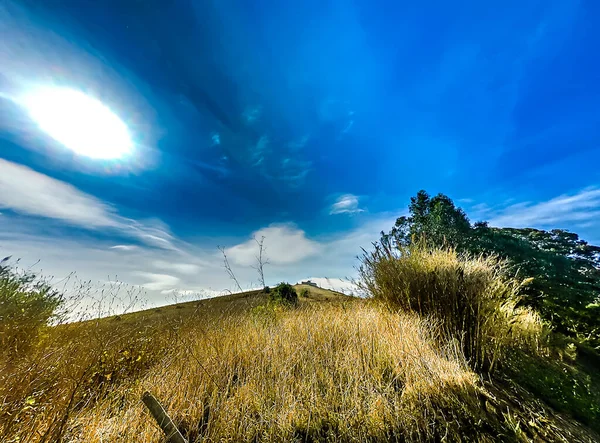 Paisaje Otoñal Del Pueblo Con Cielo Azul Intenso Algunas Nubes — Foto de Stock