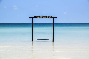 Kristal berraklığında su, Leng Meng Beach, Kamboçya üzerinden tropik cenneti salıncak