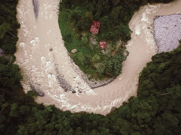 Rainforest River Indonesia Amenazando Con Inundar Cabañas Disparo Dron — Foto de Stock