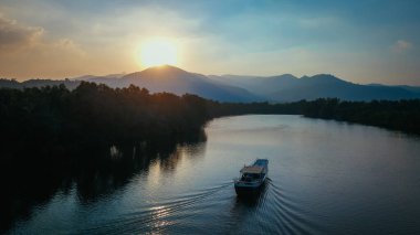 Kamboçya 'da, Kamboçya' da Sunset 'teki Prek Kamp Nehri' nde bir tekne görüntüsü..