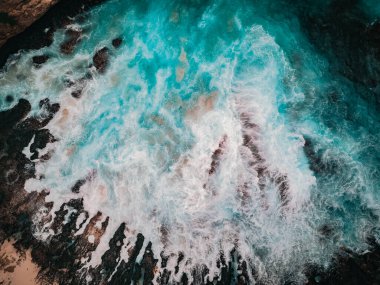 Nusa Penida, Endonezya 'daki kırık plajın kuş bakışı görüntüsü. Dalgalar ve köpük, soyut arkaplan, drone fotoğrafçılığı