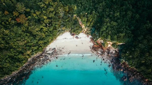 Drone Shot from white Beach con agua turquesa en Koh Rok, Tailandia — Foto de Stock
