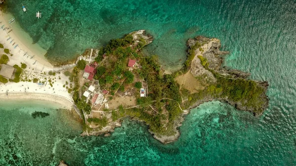 Bird Eye View of the destroyed Hotel Los Bamboos in Malapascua, Philippines, after Tyhpoon. Cliff Jumping Destino . — Foto de Stock