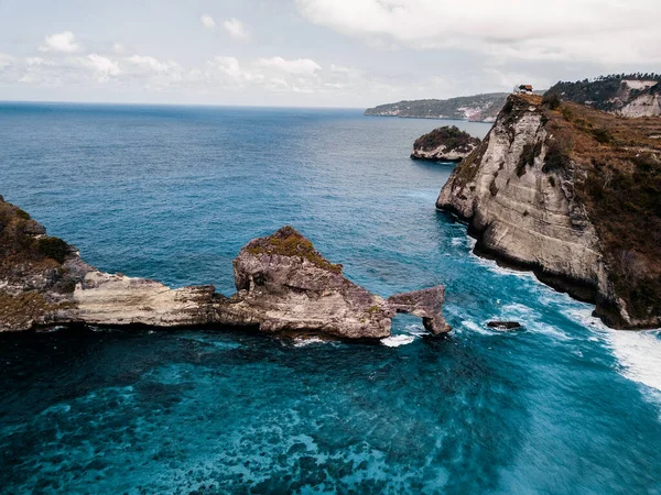 Dramático disparo de drones de hermosos acantilados en Indonesia con océano azul . — Foto de Stock