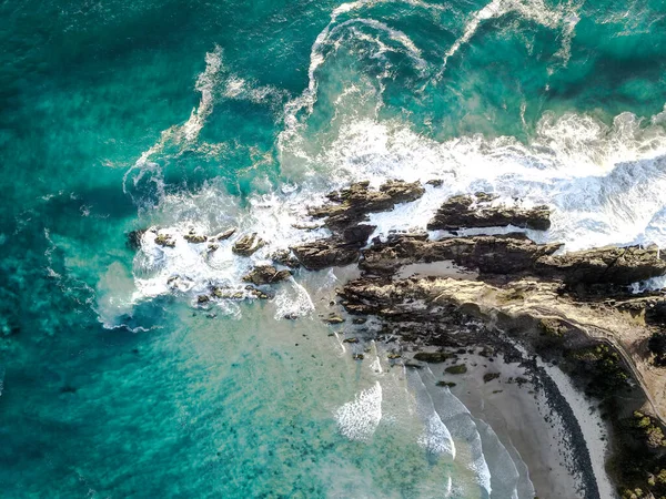 Dramático disparo de drones de los acantilados de Byron Bays rodeados de olas marinas turquesas en Australias la mayoría de los puntos orientales . — Foto de Stock