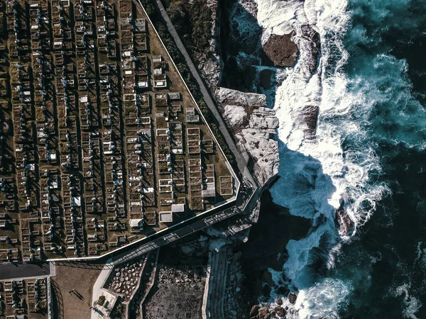 Birds eye Vista de olas estrellándose contra acantilados y cementerio, Bondi a Coogee Beach Coastal Walk, Sydney, Australia . — Foto de Stock