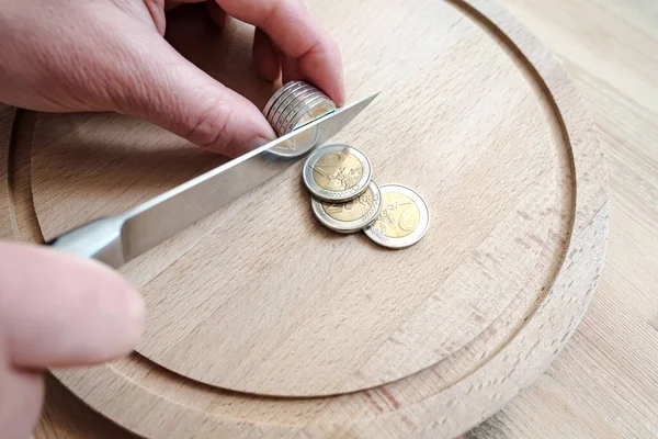 Hände schneiden Euromünzen mit einem Messer und trennen sie wie Essensstücke. Konzept von Steuern, Betrug oder Gewinn. Ansicht von oben. — Stockfoto